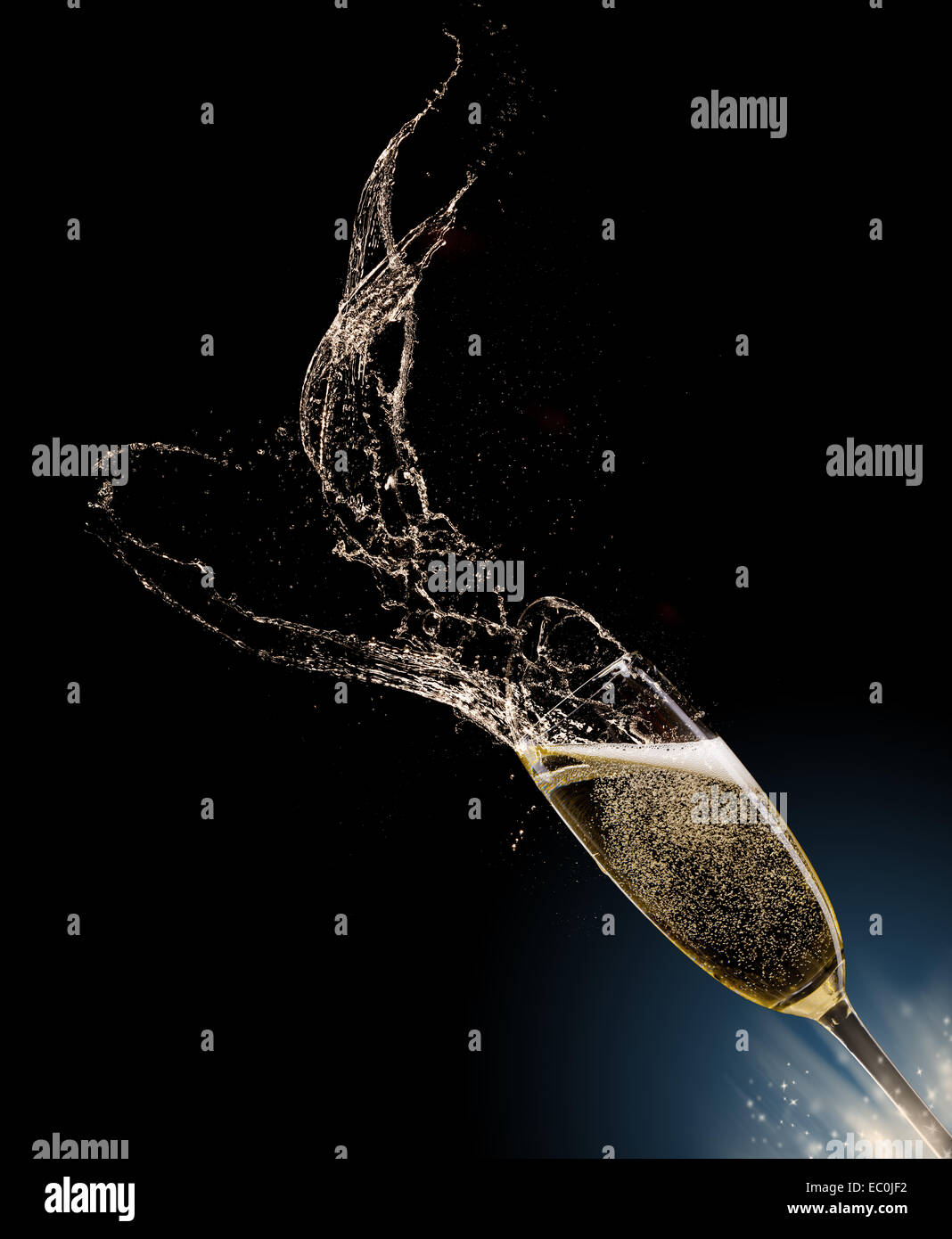 Verre de champagne avec splash, isolé sur fond noir Banque D'Images