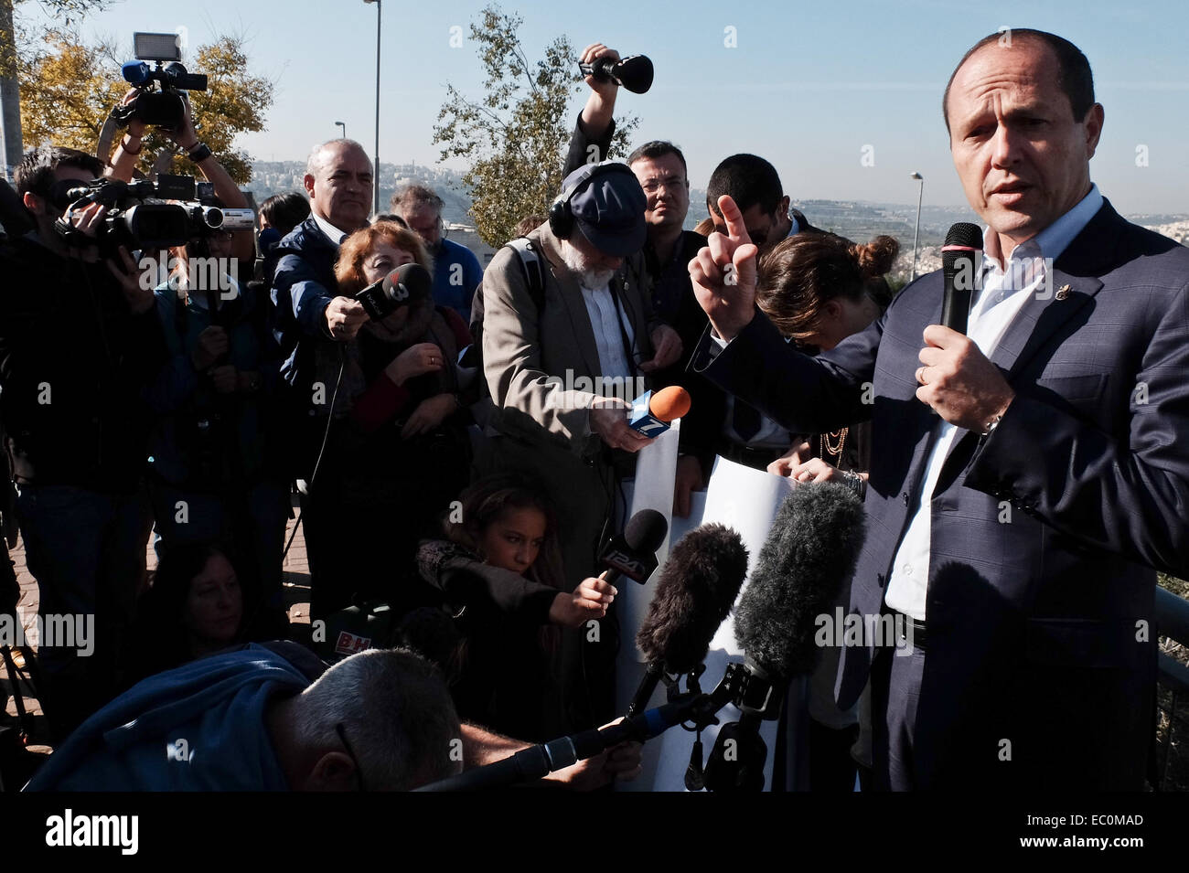 Jérusalem, Israël. 7 Décembre, 2014. Le maire de Jérusalem, NIR BARKAT, mémoires de journalistes internationaux, "Nous sommes en train d'élaborer pour les Juifs, Chrétiens et Musulmans, sans préjugés ni discrimination". A récemment annoncé des plans par PM Netanyahu et critiqué par l'administration Obama et l'Europe, notamment la construction dans le nord de Jérusalem les quartiers. Le territoire est considéré par la communauté internationale un règlement au-delà de la "ligne verte" de 1949 d'armistice avec la Jordanie. Credit : Alon Nir/Alamy Live News Banque D'Images