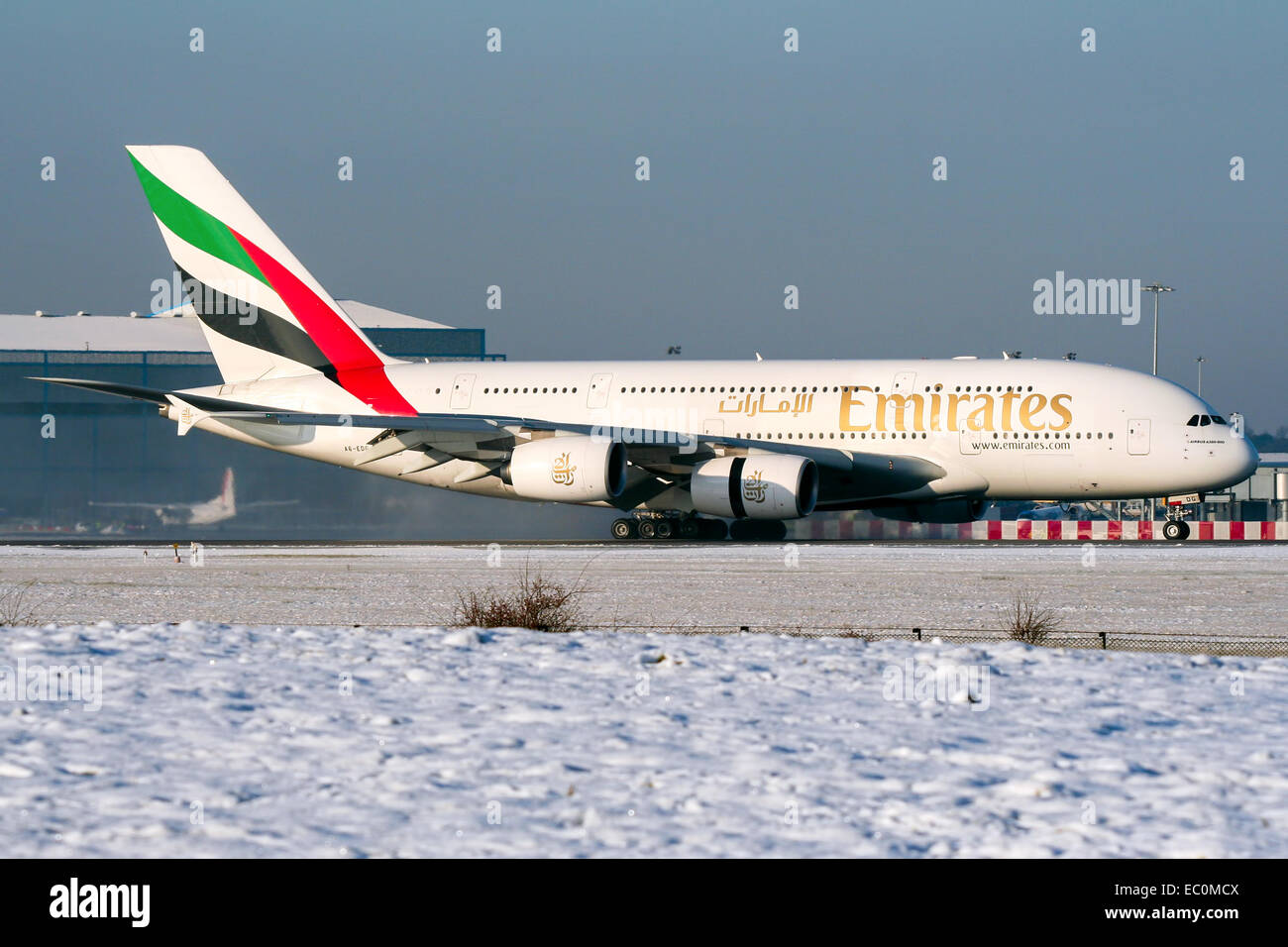 Airbus A380-800 Emirates arrive sur la piste 05L à l'aéroport de Manchester. Banque D'Images