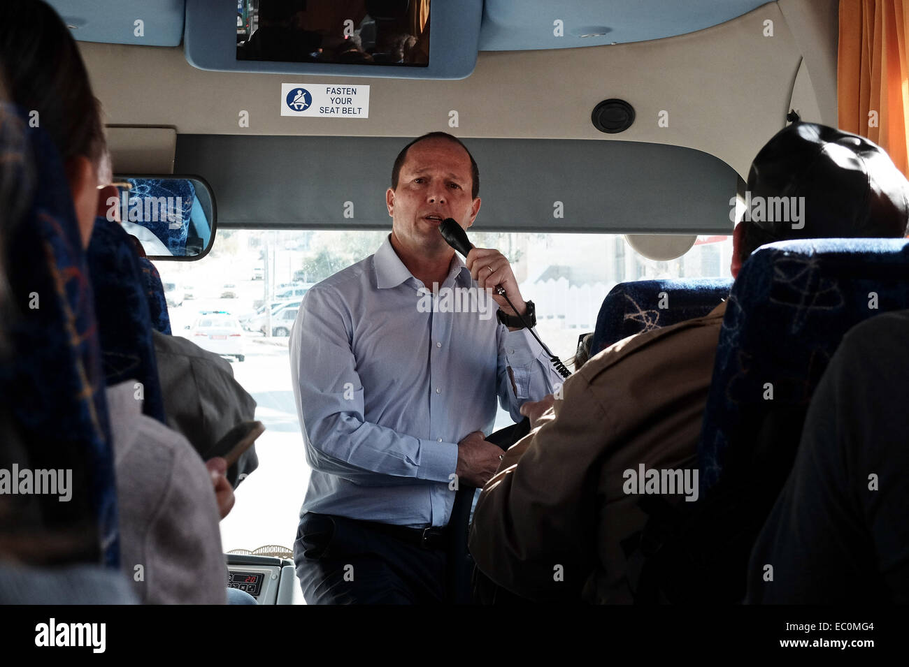 Jérusalem, Israël. 7 Décembre, 2014. Le maire de Jérusalem, NIR BARKAT, mémoires de journalistes internationaux, "Nous sommes en train d'élaborer pour les Juifs, Chrétiens et Musulmans, sans préjugés ni discrimination". A récemment annoncé des plans par PM Netanyahu et critiqué par l'administration Obama et l'Europe, notamment la construction dans le nord de Jérusalem les quartiers. Le territoire est considéré par la communauté internationale un règlement au-delà de la "ligne verte" de 1949 d'armistice avec la Jordanie. Credit : Alon Nir/Alamy Live News Banque D'Images