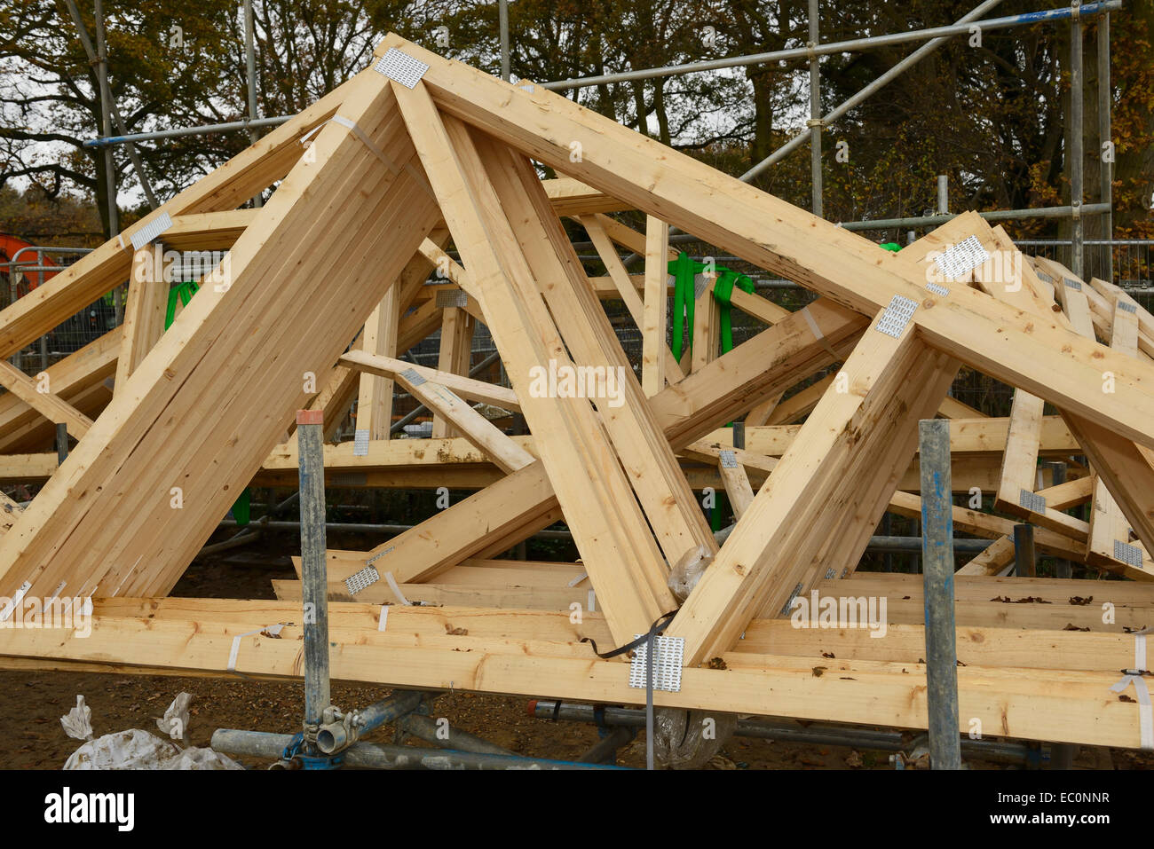 Fermes de toit en bois sur un site de construction britannique Banque D'Images