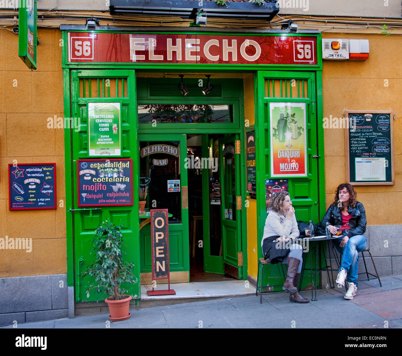 El Helco pub Bar Cafe Restaurant Madrid, deux femmes Banque D'Images