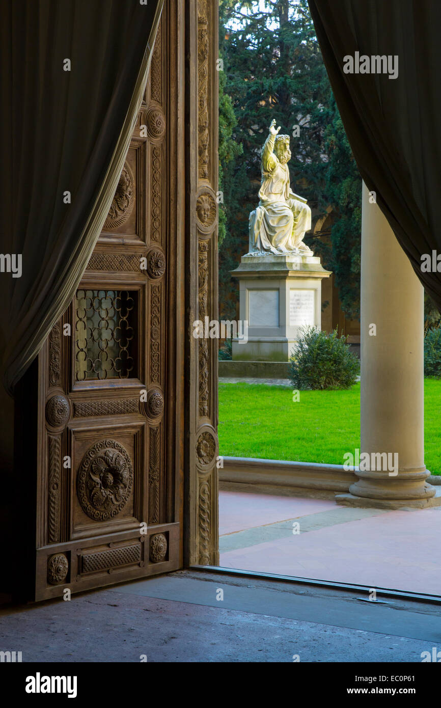 Vue sur cour par la porte de l'église de Santa Croce, Florence, Toscane, Italie Banque D'Images