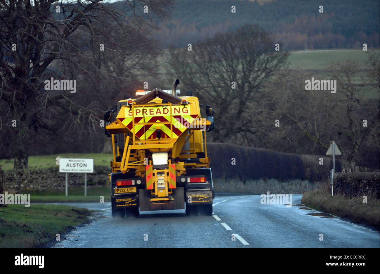 , Cumbria (Royaume-Uni). 7 Décembre, 2014. Conseil d'un camion le sablage des patrouilles A686 Hartside passent près de Alston, Cumbria alors que le pays se prépare pour la première chute de neige importante de l'hiver que l'air arctique : chute des températures envoie 7 décembre 2014 Crédit : STUART WALKER/Alamy Live News Banque D'Images