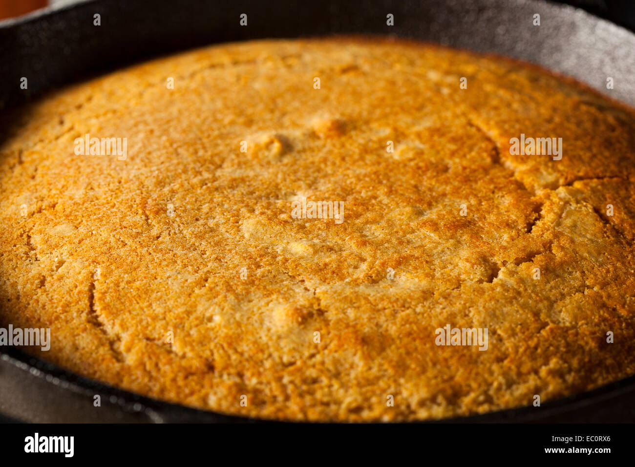Style du Sud maison Cornbread dans une poêle Banque D'Images