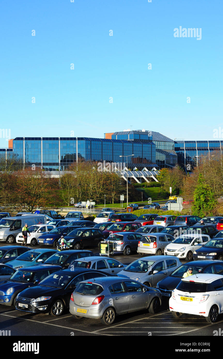Parking et un bâtiment moderne, Stevenage, Hertfordshire, England, UK Banque D'Images