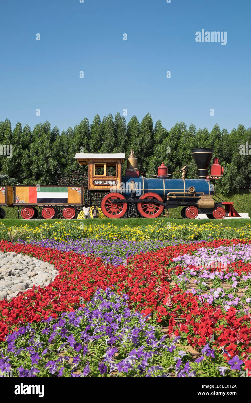 Train à vapeur ainsi que l'affichage à fleurs Jardin Miracle le plus grand jardin fleuri à Dubaï Émirats Arabes Unis Banque D'Images