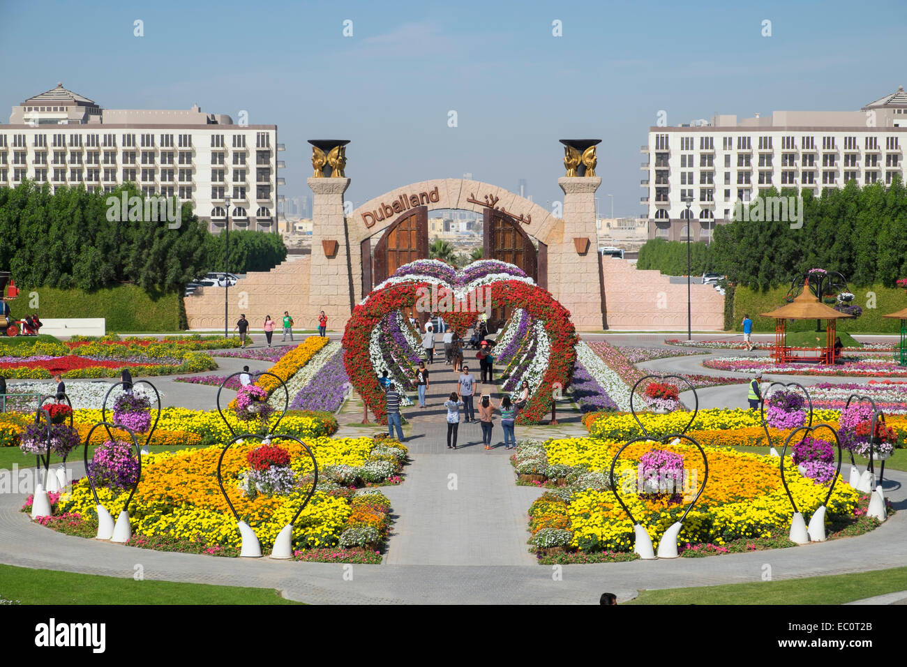 Vue sur les jardins paysagers au jardin Miracle le plus grand jardin fleuri à Dubaï Émirats Arabes Unis Banque D'Images