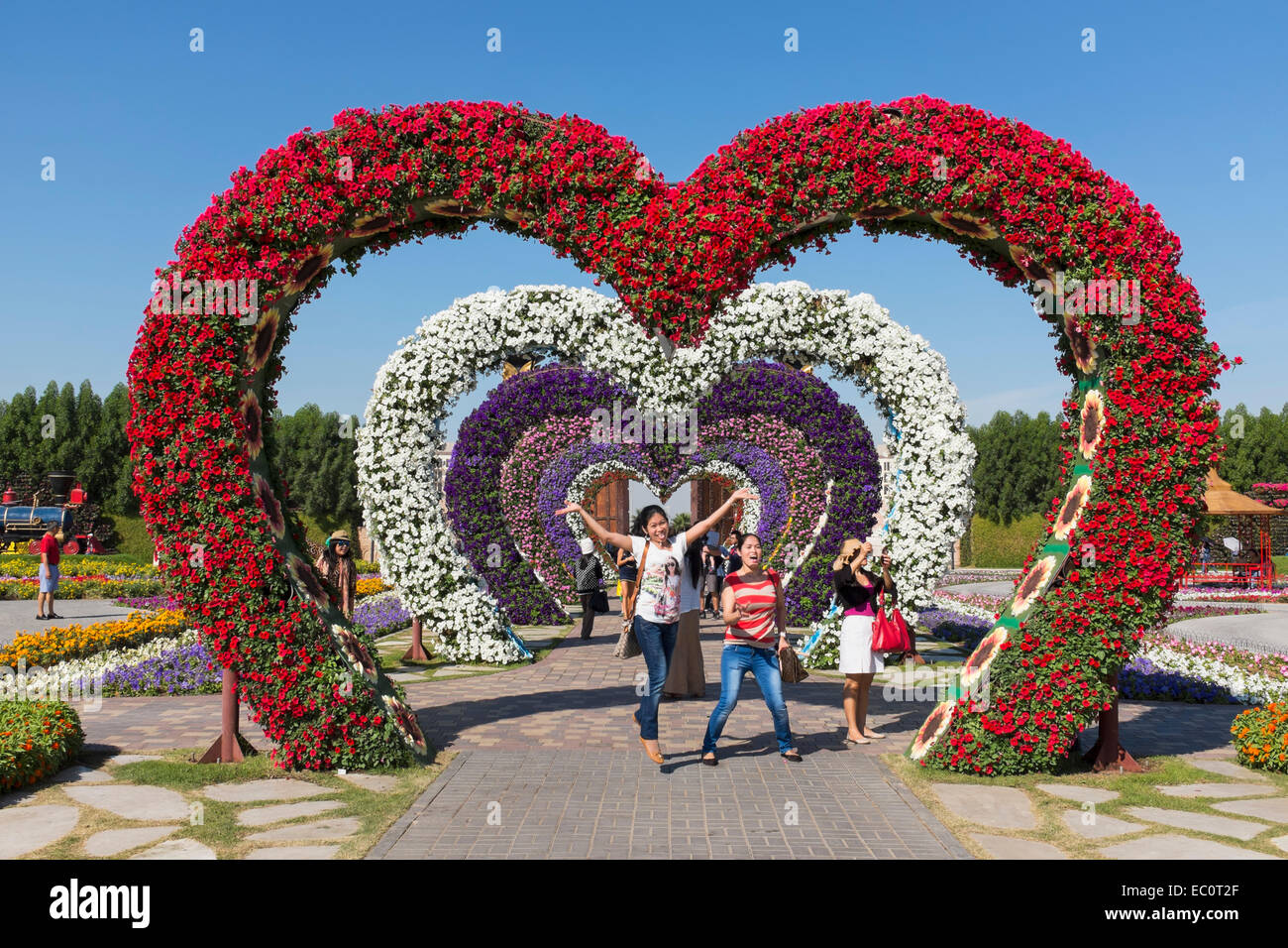 Couvert De Fleurs Amour Coeur Arches A Jardin Miracle Le Plus Grand Jardin Fleuri A Dubai Emirats Arabes Unis Photo Stock Alamy