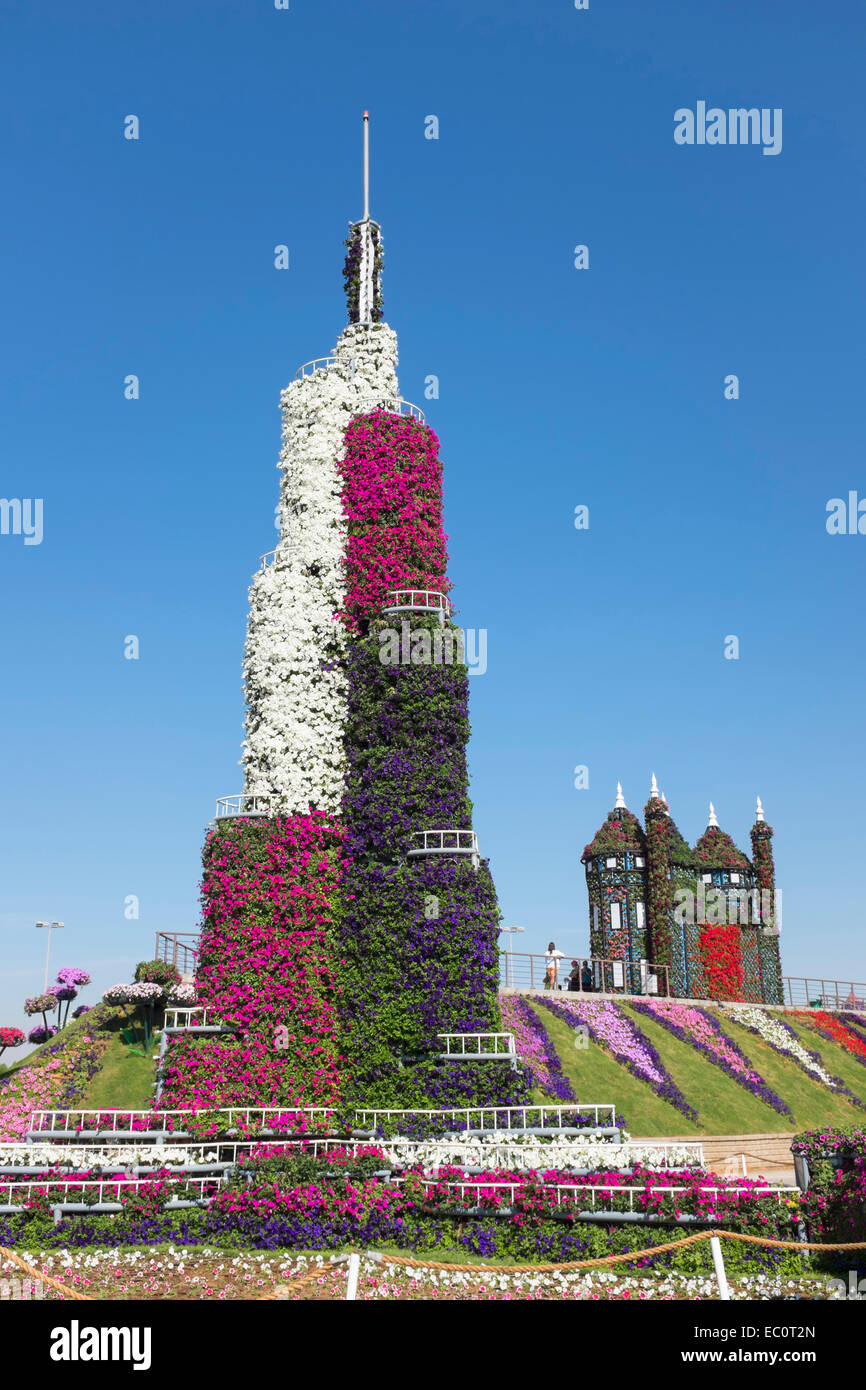 Modèle de la tour Burj Khalifa couverte de fleurs au jardin Miracle le plus grand jardin fleuri à Dubaï Émirats Arabes Unis Banque D'Images