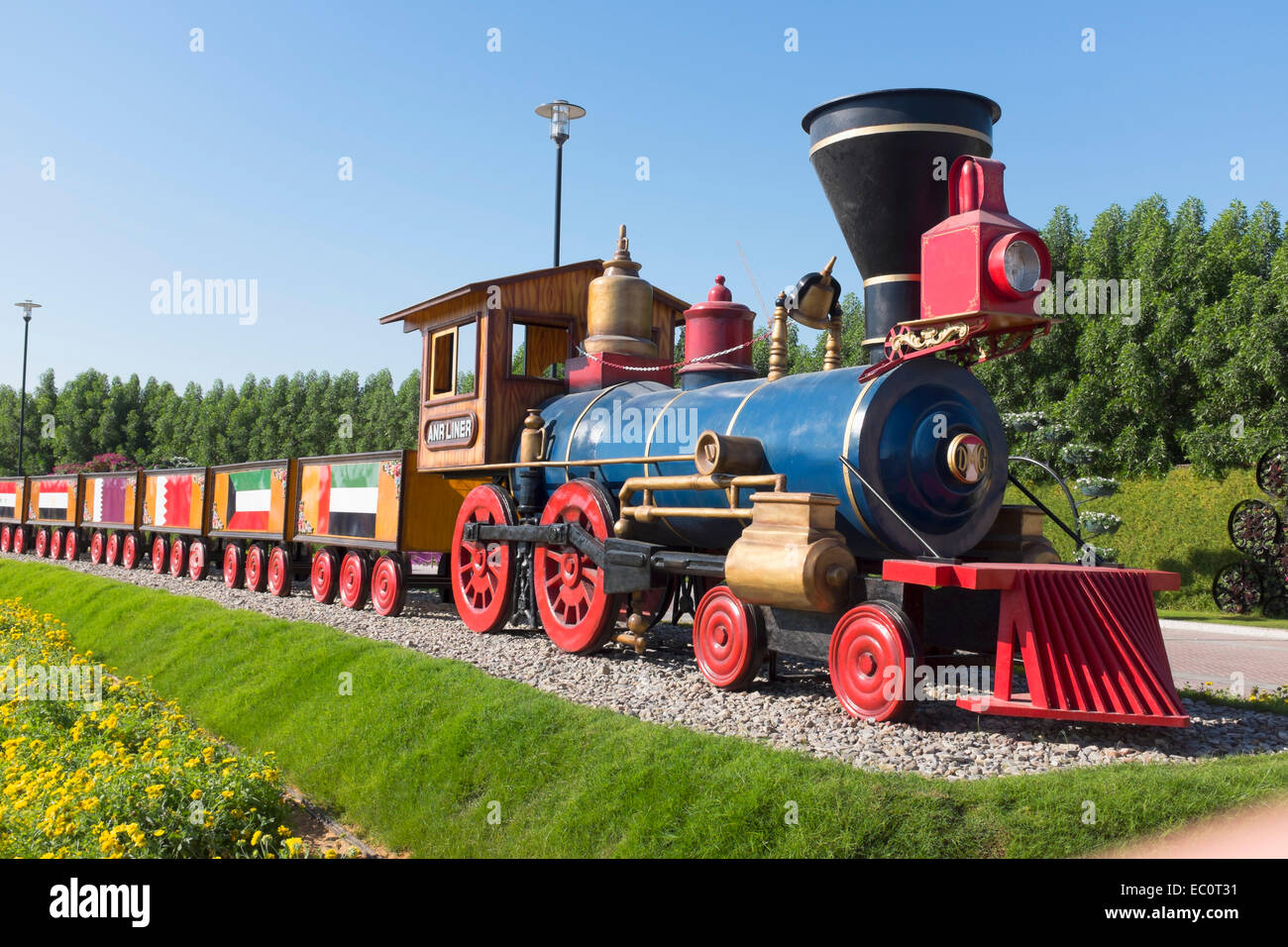 Train à vapeur à l'affiche au jardin Miracle le plus grand jardin fleuri à Dubaï Émirats Arabes Unis Banque D'Images