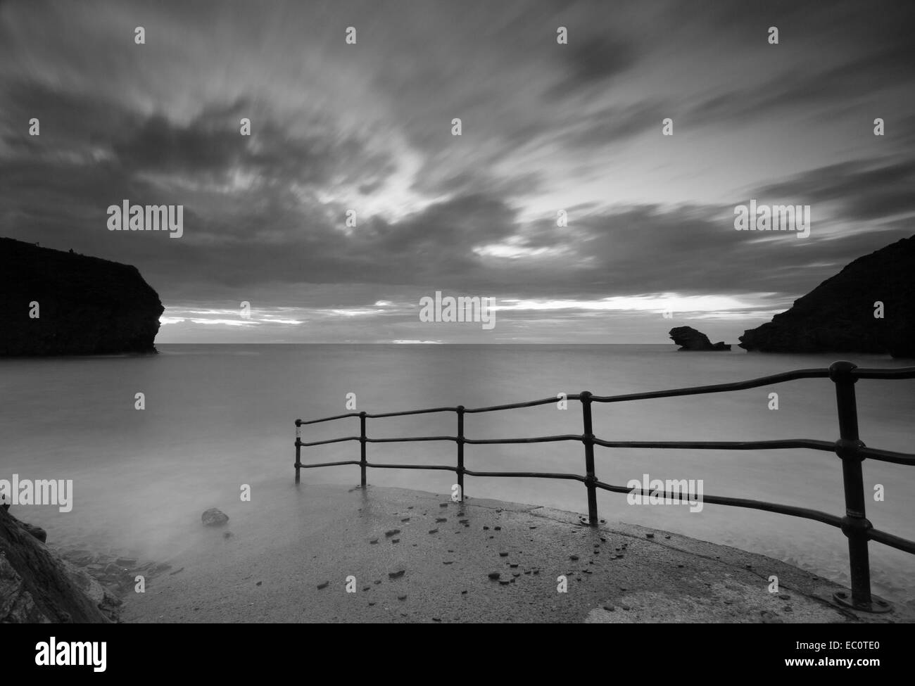 Llangrannog Ceredigion Cardigan Bay à l'ouest du pays de Galles la nuit d'une exposition longue-vue mer laiteuse Welsh Banque D'Images
