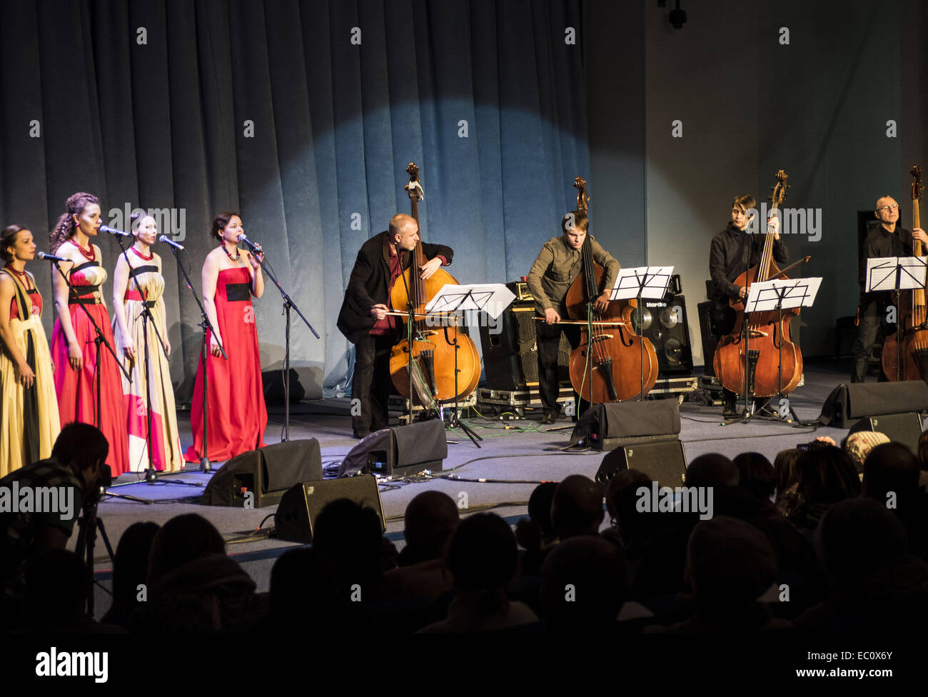 7 décembre 2014 - artistes sur scène Maison de l'Ukraine à Kiev -- sur la scène de la maison de l'Ukraine aujourd'hui, Dimanche, 7 décembre 2014, Kiev, Ukraine, a adopté une première mondiale de ''2014'' pour quatre voix et quatre contrebasses. Auteurs du projet Mariana Sadovskaya et Mark Tokar. Le concert a eu lieu dans le cadre du festival Â"Jazz Bez 2014''. Â"Jazz Bez 2014'' est le plus grand festival international, qui a lieu chaque année depuis plus de 10 ans, rassemble des dizaines de villes en Ukraine et en Pologne. Ce festival réunira autour de jazz centres culturels de la Pologne et l'Ukraine : Kiev, Lviv, Kharkiv, Ternopil Banque D'Images