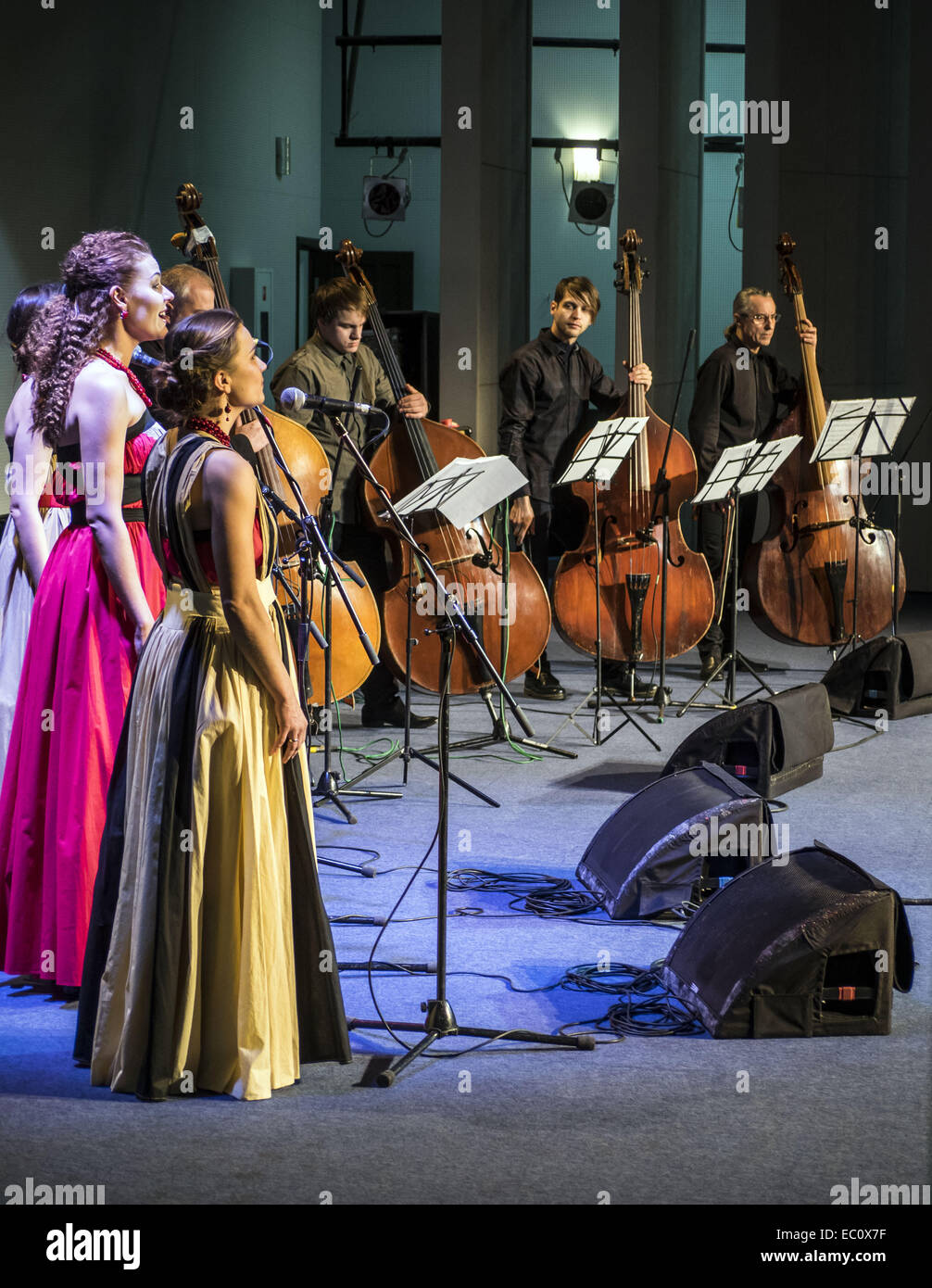 7 décembre 2014 - artistes sur scène Maison de l'Ukraine à Kiev -- sur la scène de la maison de l'Ukraine aujourd'hui, Dimanche, 7 décembre 2014, Kiev, Ukraine, a adopté une première mondiale de ''2014'' pour quatre voix et quatre contrebasses. Auteurs du projet Mariana Sadovskaya et Mark Tokar. Le concert a eu lieu dans le cadre du festival Â"Jazz Bez 2014''. Â"Jazz Bez 2014'' est le plus grand festival international, qui a lieu chaque année depuis plus de 10 ans, rassemble des dizaines de villes en Ukraine et en Pologne. Ce festival réunira autour de jazz centres culturels de la Pologne et l'Ukraine : Kiev, Lviv, Kharkiv, Ternopil Banque D'Images