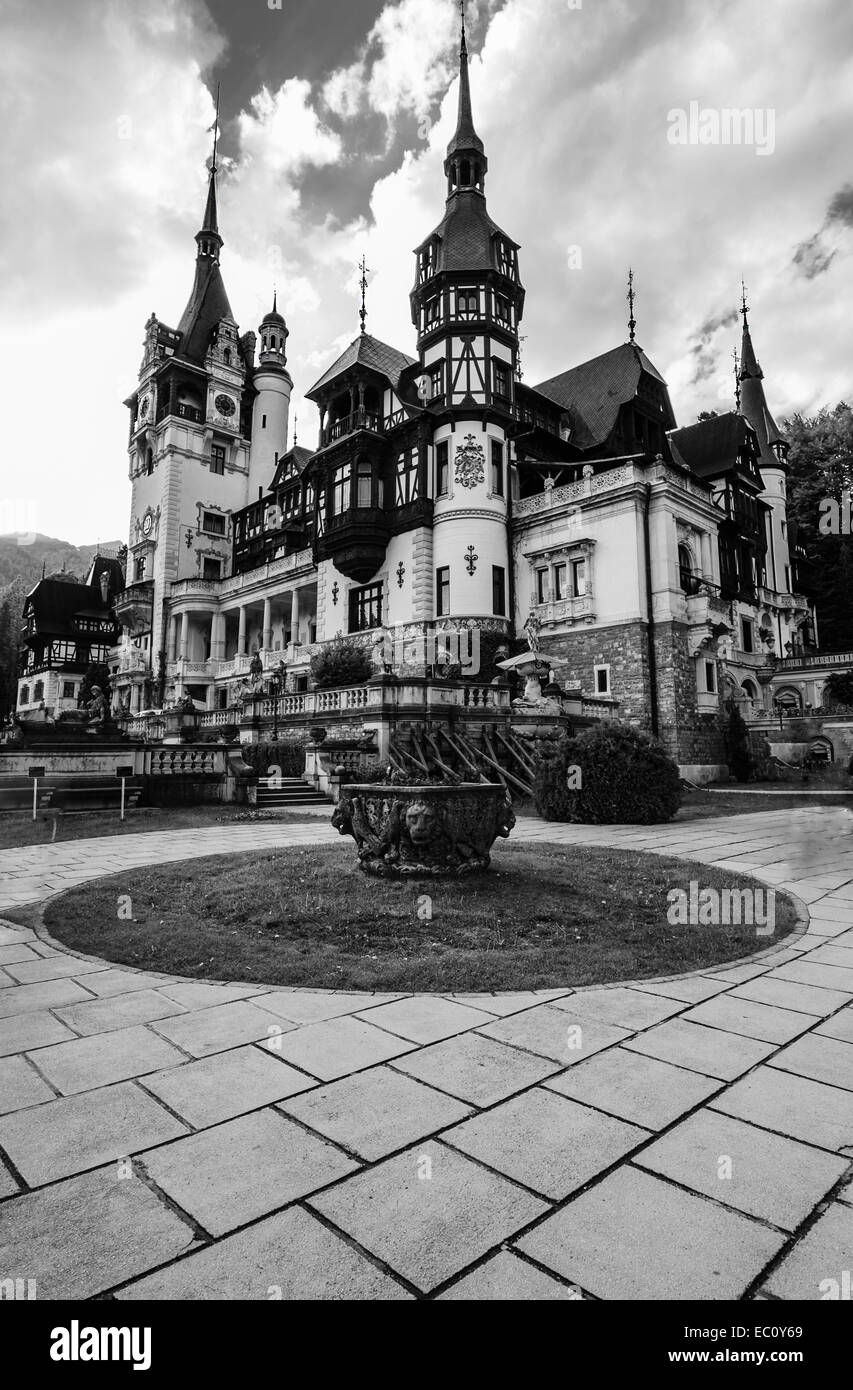 Le Château de Peles est un château néo-Renaissance placé dans un cadre idyllique dans les montagnes des Carpates, dans la région de Sinaia, Prahova County, Ro Banque D'Images