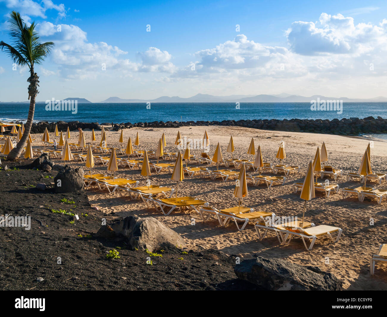 Playa Flamingo Playa Blanca Lanzarote en soirée d'hiver du soleil avec une vue lointaine de Fuerteventura Banque D'Images