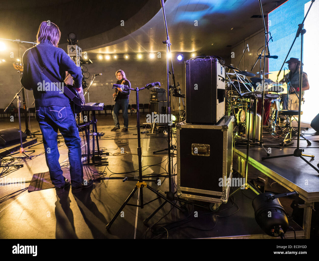 7 décembre 2014 - groupe ukrainien connu ''Fata Morgana'' en répétition avant le concert. - Concert de charité à la mémoire de John Lennon's ''Give Peace a Chance'' a eu lieu à dimanche, 7 décembre, 2014, Kiev, Ukraine. Les musiciens sont la collecte de fonds pour aider les réfugiés et les soldats combattant dans l'Est de l'Ukraine. © Igor Golovniov/ZUMA/Alamy Fil Live News Banque D'Images