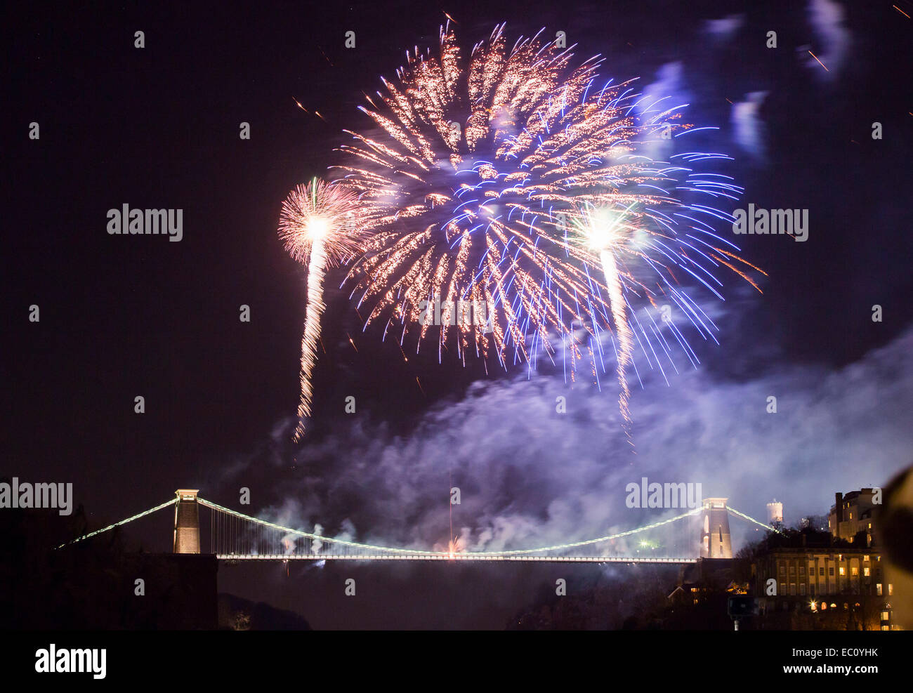 Bristol, Royaume-Uni. 7 décembre, 2014. Isambard Kingdom Brunel's Clifton Suspension Bridge marque le 150e anniversaire de l'ouverture avec un feu d'artifice. Des milliers de personnes dans les rues bordées de bristol à regarder l'événement. l'écran a été précédé par une minute de silence en mémoire de charlotte bevan et sa fille zaani, dont les corps ont été découverts près du pont plus tôt cette semaine. crédit : Adam gasson/Alamy live news Banque D'Images