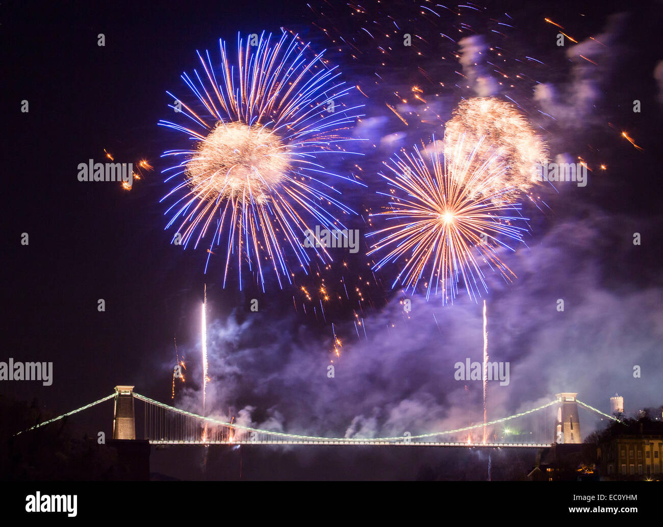 Bristol, Royaume-Uni. 7 décembre, 2014. Isambard Kingdom Brunel's Clifton Suspension Bridge marque le 150e anniversaire de l'ouverture avec un feu d'artifice. Des milliers de personnes dans les rues bordées de bristol à regarder l'événement. l'écran a été précédé par une minute de silence en mémoire de charlotte bevan et sa fille zaani, dont les corps ont été découverts près du pont plus tôt cette semaine. crédit : Adam gasson/Alamy live news Banque D'Images