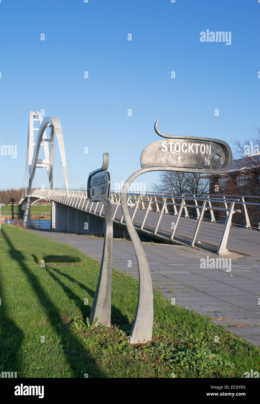 Piste cyclable et sentier menant à l'inscription Infiinity Bridge, Stockton, Angleterre du Nord-Est, Royaume-Uni Banque D'Images