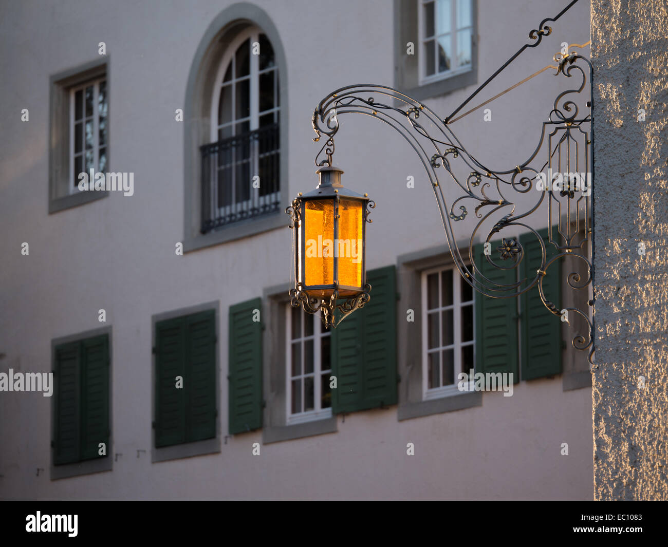Au coucher du soleil lanterne rétroéclairé Meersburg Allemagne Bade-Wurtemberg Banque D'Images