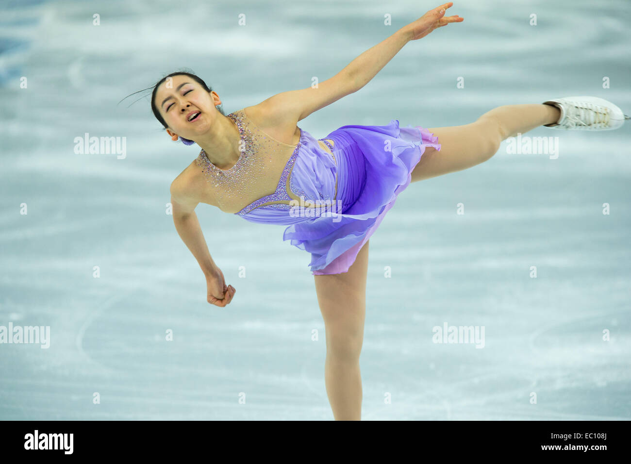 Mao Asada (JPN) qui se font concurrence sur le programme court de patinage artistique aux Jeux Olympiques d'hiver de Sotchi en 2014, Banque D'Images