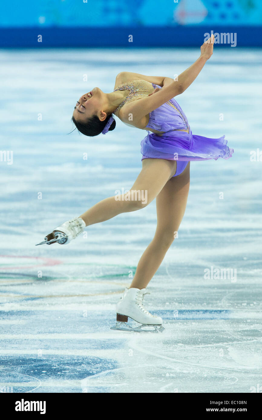 Mao Asada (JPN) qui se font concurrence sur le programme court de patinage artistique aux Jeux Olympiques d'hiver de Sotchi en 2014, Banque D'Images