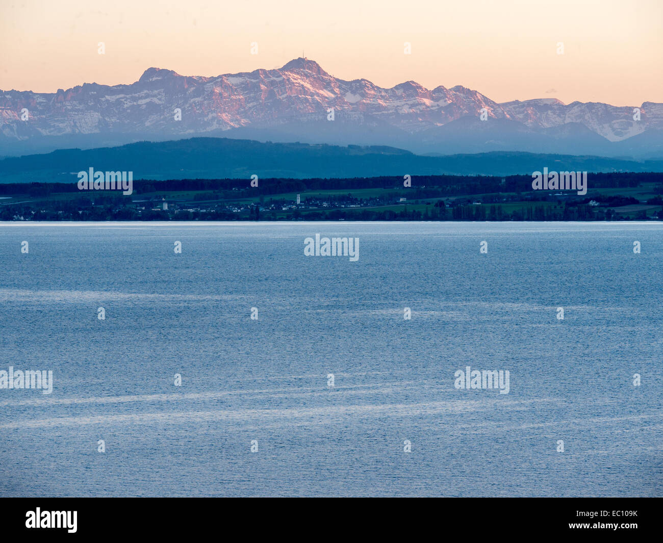 Säntis suisse au coucher du soleil de Meersburg Allemagne Bade-Wurtemberg Banque D'Images