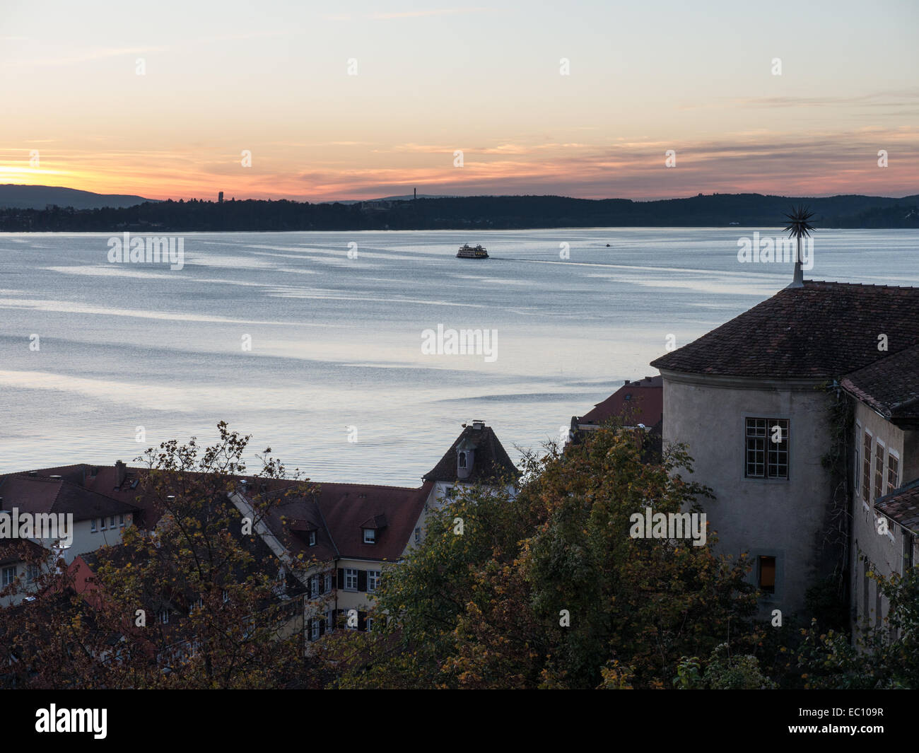 Château de Meersburg et ferry au coucher du soleil le lac de Constance Allemagne Bade-Wurtemberg Banque D'Images