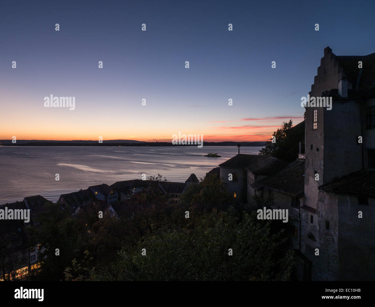 Château de Meersburg et ferry au coucher du soleil le lac de Constance Allemagne Bade-Wurtemberg Banque D'Images