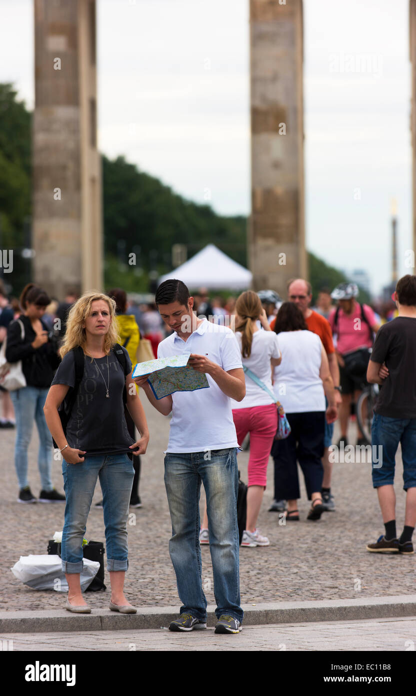 Les jeunes touristes à Porte de Brandebourg utiliser leur carte pour trouver leur chemin. Banque D'Images