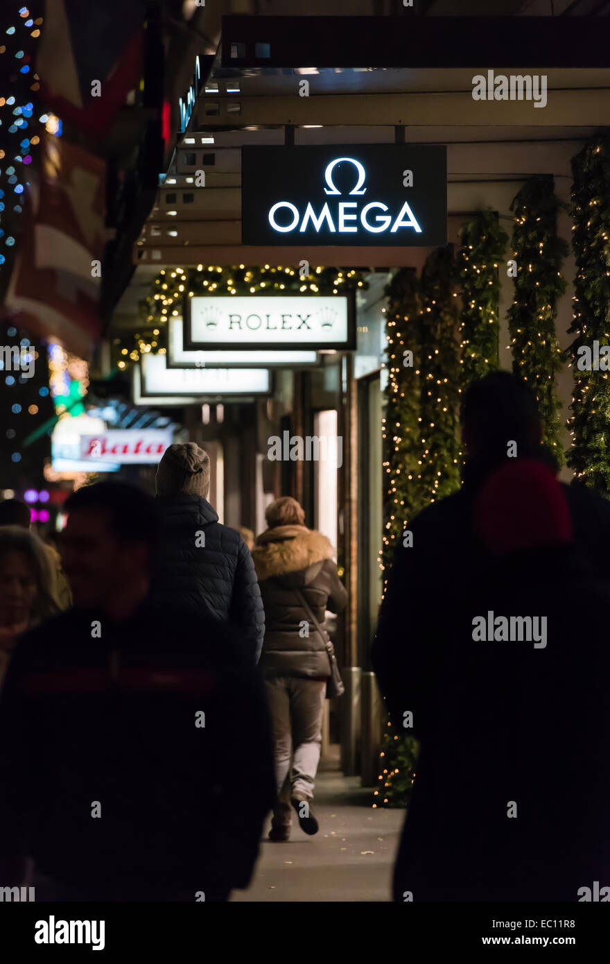 Les acheteurs de Noël la nuit passer par des boutiques de luxe sur l'illuminé de fête Zurich (Suisse). Banque D'Images
