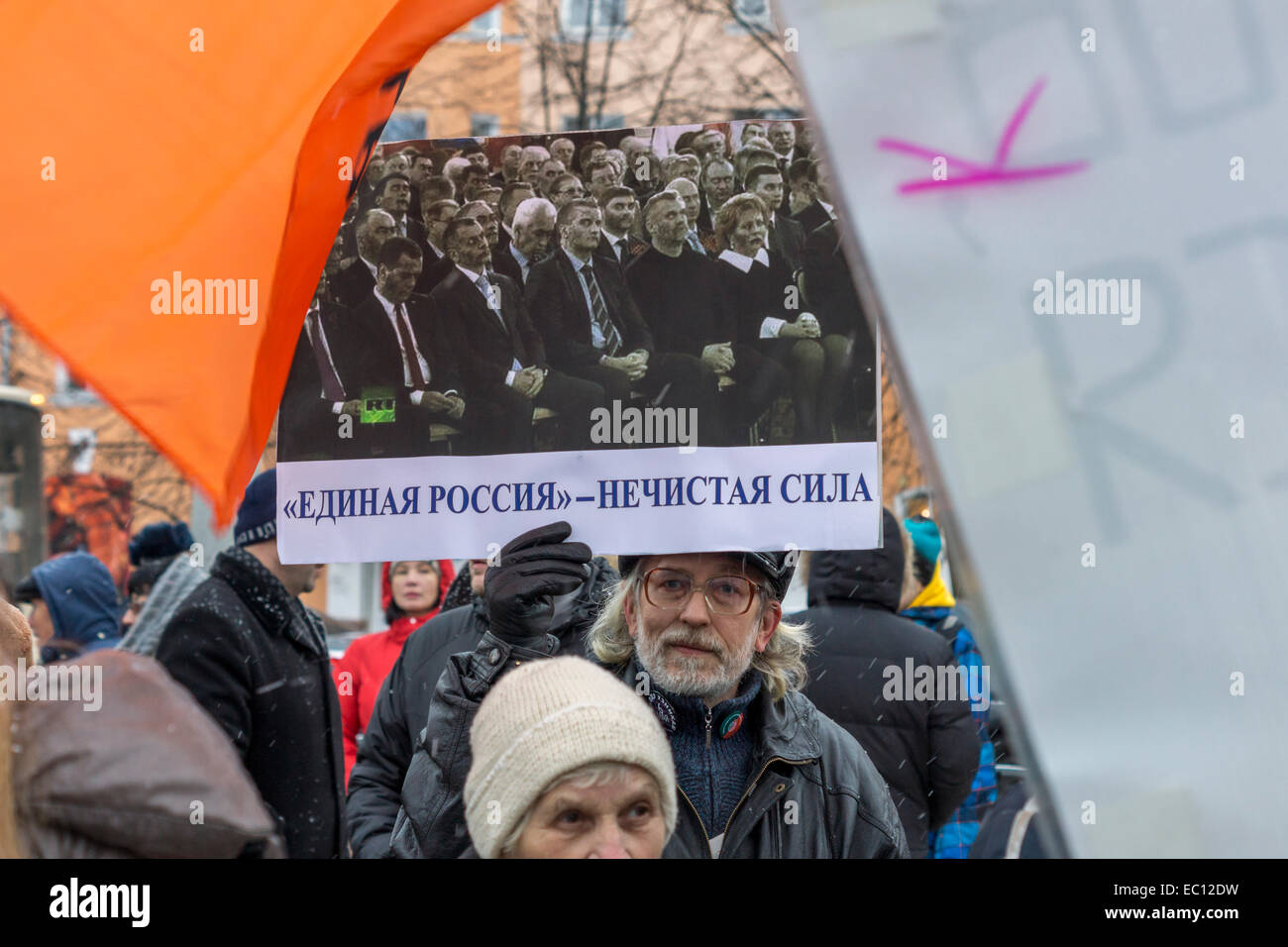 Yaroslavl, la Russie. 07Th Dec, 2014. Le signe manifestant appelle parti au 'Russie Unie' mal spiritPeople à Iaroslavl, Russie appel d'élections municipales. Il est à craindre que le nouveau maire sera plutôt nommés. Credit : Elkhan Mamedov/Alamy Live News Banque D'Images