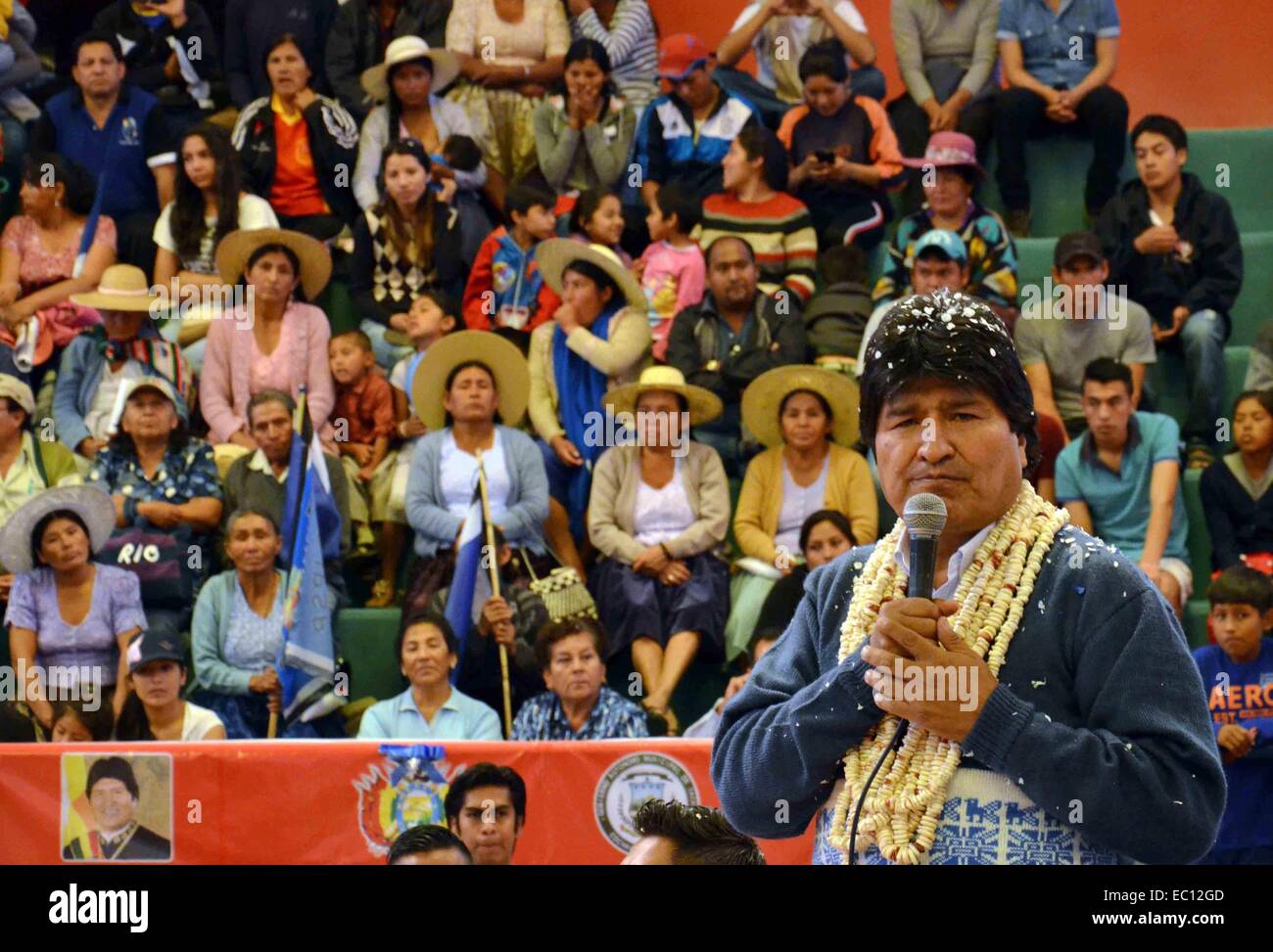 Cochabamba, Bolivie. 7 Décembre, 2014. Le président bolivien Evo Morales (avant) prononce une allocution lors d'une cérémonie de livraison d'un colisée de la ville d'Tacachi, 75km loin de la ville de Cochabamba, Bolivie, le 7 décembre, 2014. Credit : Jorge Mamani/ABI/Xinhua/Alamy Live News Banque D'Images