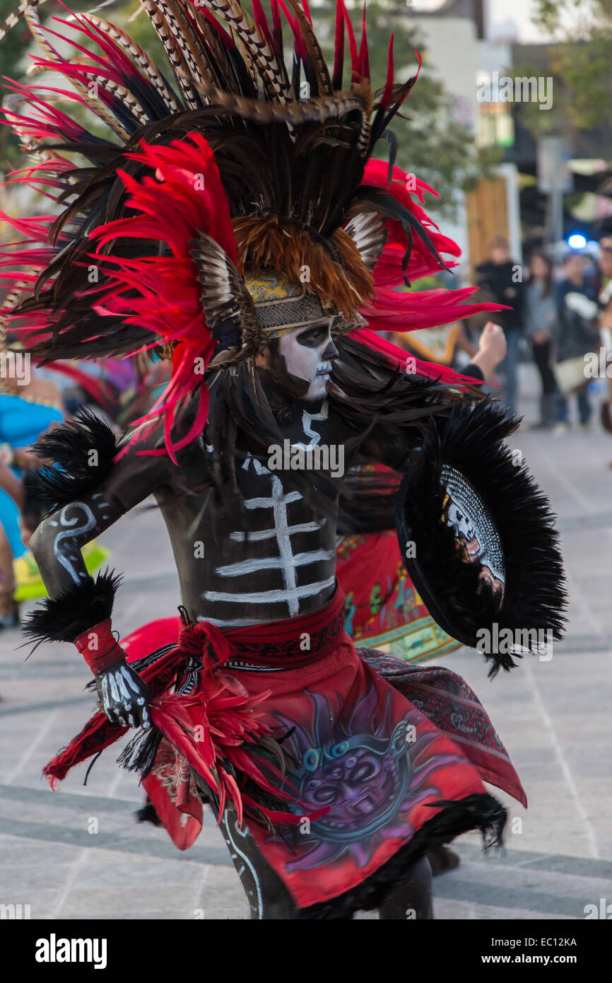 Danseurs Concheros exécutant une danse traditionnelle et cérémonie le dia de los muertos à Queretaro, Mexique. Banque D'Images