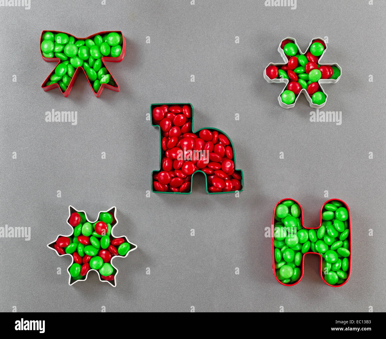 Vue de dessus d'un emporte-pièce remplis de bonbons sur plaque de métal Banque D'Images