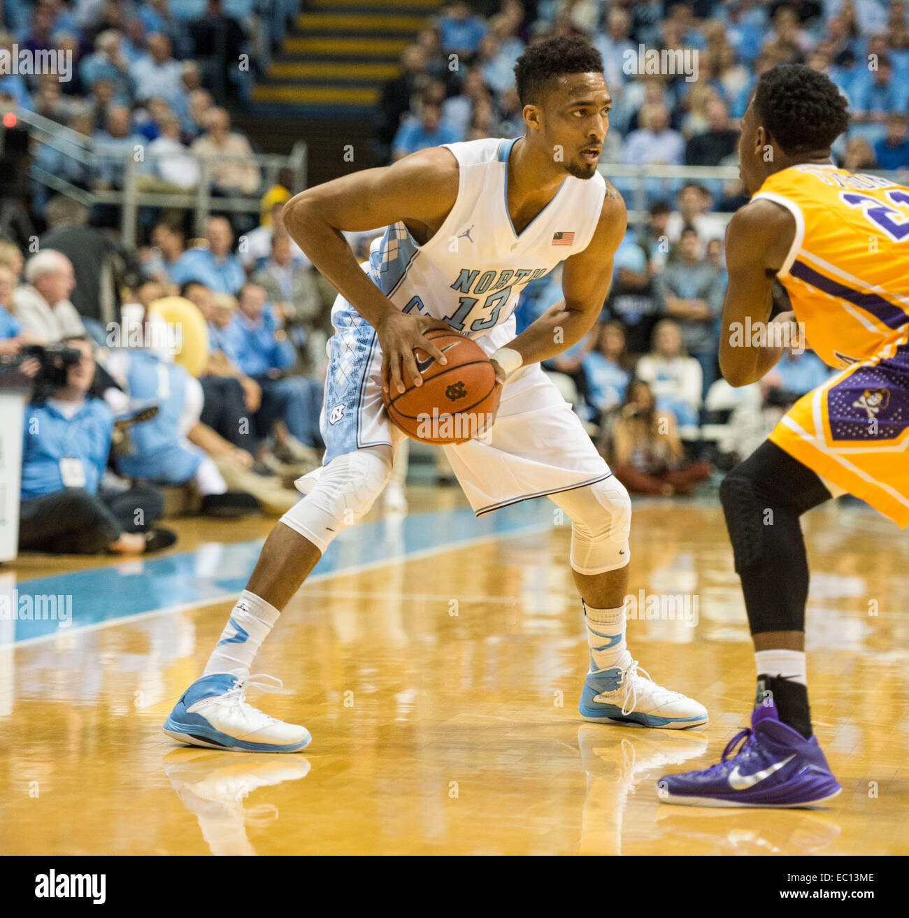 Chapel Hill, NC, USA. 07Th Dec, 2014. F UNC J.P. Tokoto (13) au cours de la jeu de basket-ball de NCAA entre l'East Carolina Pirates et le North Carolina Tar Heels au doyen E. Smith Center sur Décembre 07, 2014 à Chapel Hill, Caroline du Nord. Caroline du Nord bat l'ECU 108-64. Jacob Kupferman/CSM/Alamy Live News Banque D'Images