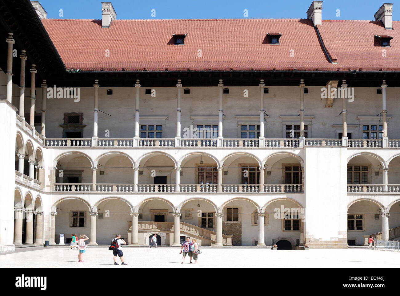 Cour intérieure du château royal sur la colline de Wawel de Cracovie en Pologne. Banque D'Images