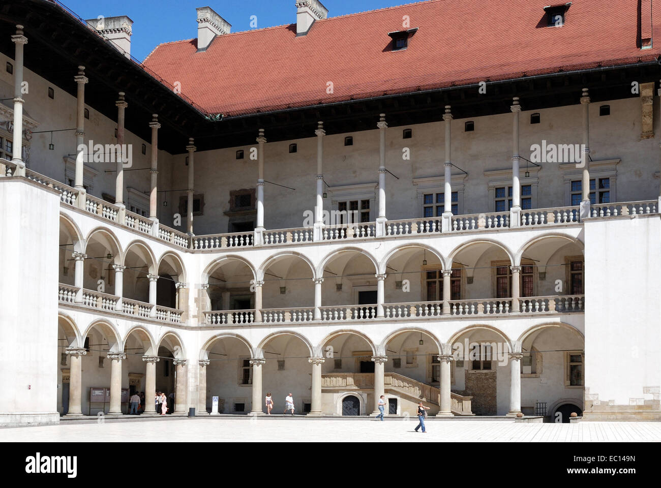 Cour intérieure du château royal sur la colline de Wawel de Cracovie en Pologne. Banque D'Images