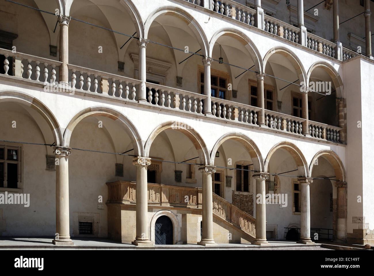 Cour intérieure du château royal sur la colline de Wawel de Cracovie en Pologne. Banque D'Images