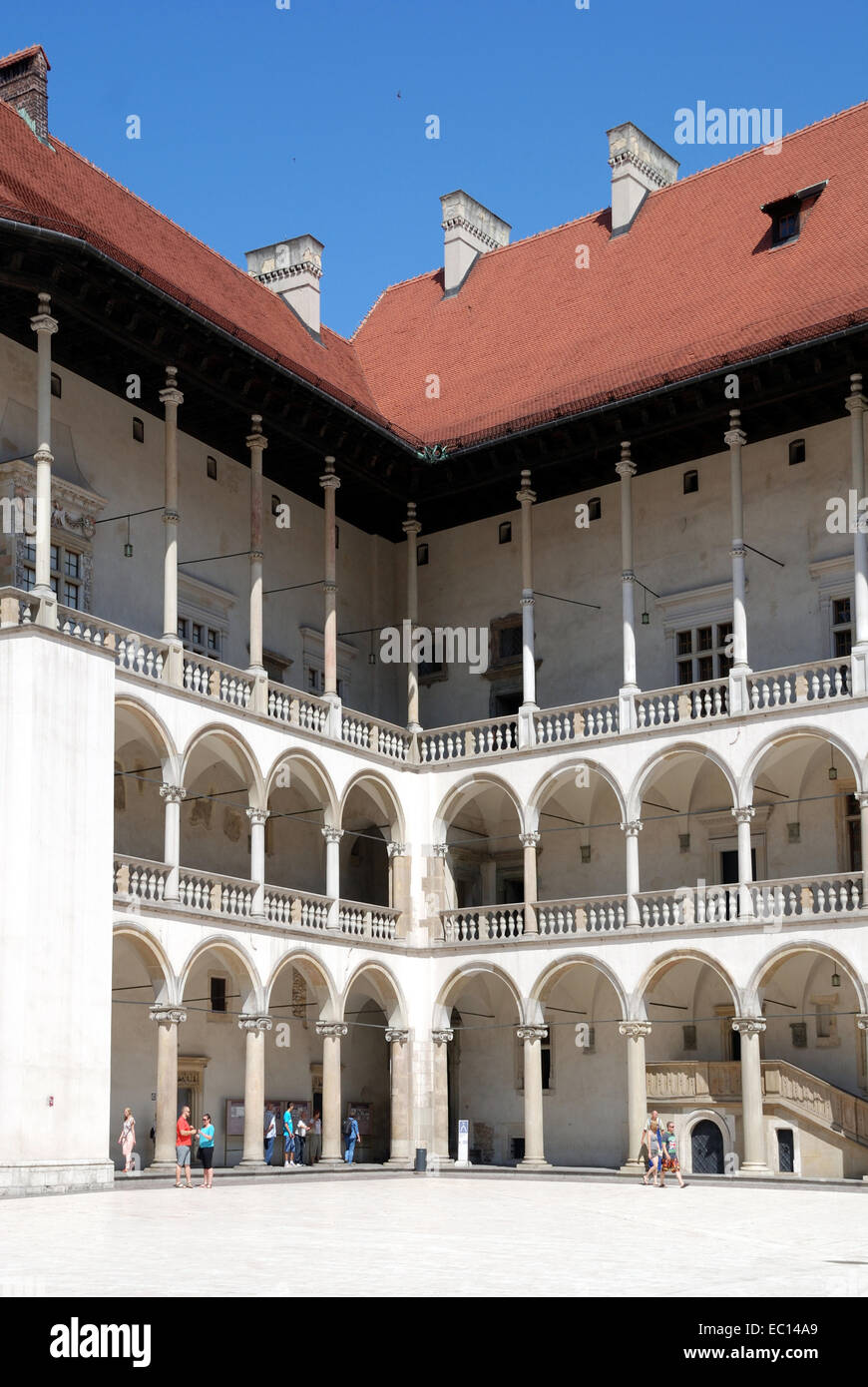 Cour intérieure du château royal sur la colline de Wawel de Cracovie en Pologne. Banque D'Images