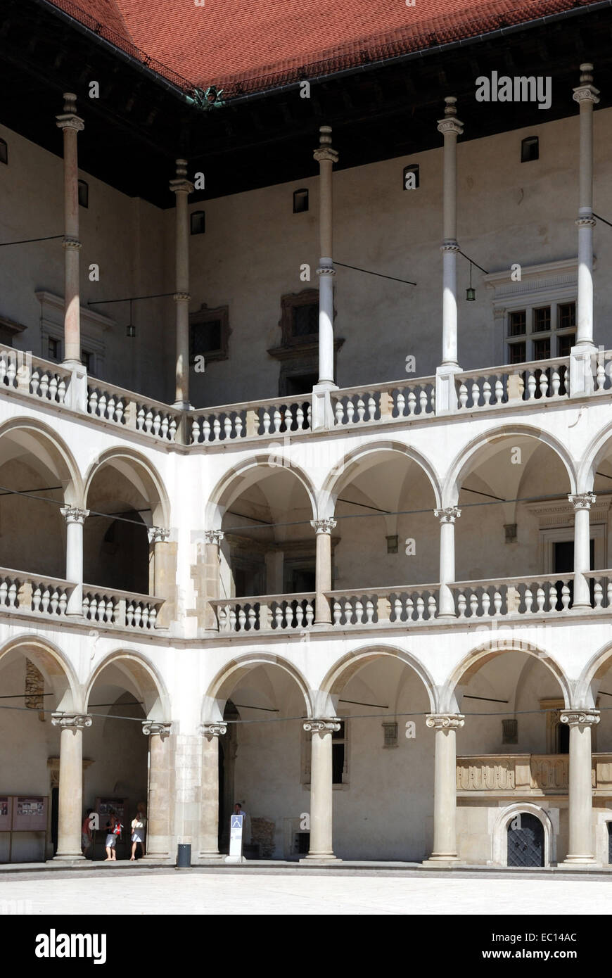 Cour intérieure du château royal sur la colline de Wawel de Cracovie en Pologne. Banque D'Images