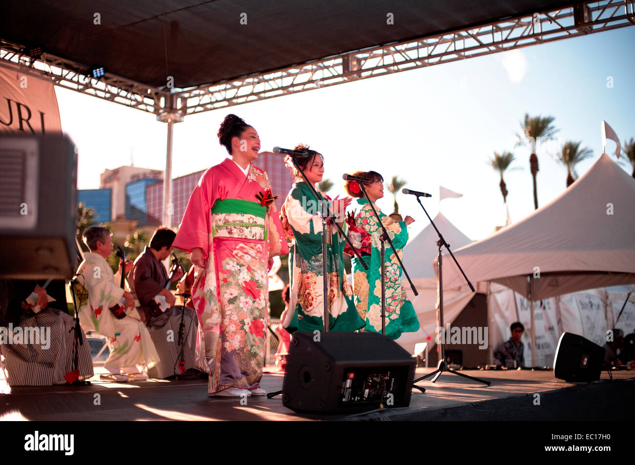 Interprètes féminins vêtus de vêtements traditionnels japonais (yukata) festival chanter sur scène à Las Vegas l'Akimatsuri festival, Oct Banque D'Images