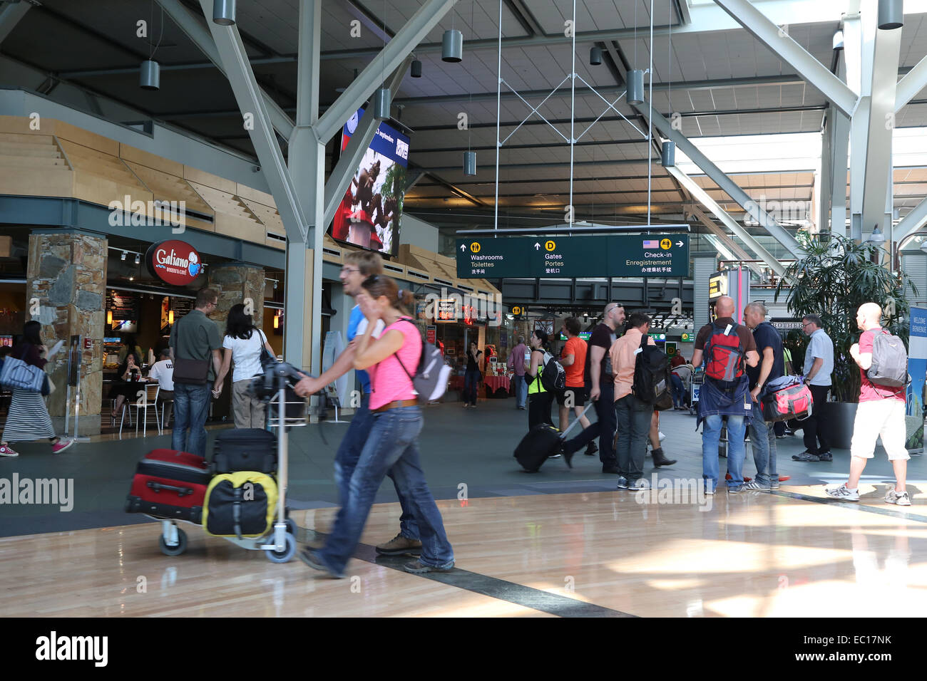 Un côté de l'Aéroport International de Vancouver hall avec motion blur à Vancouver Banque D'Images