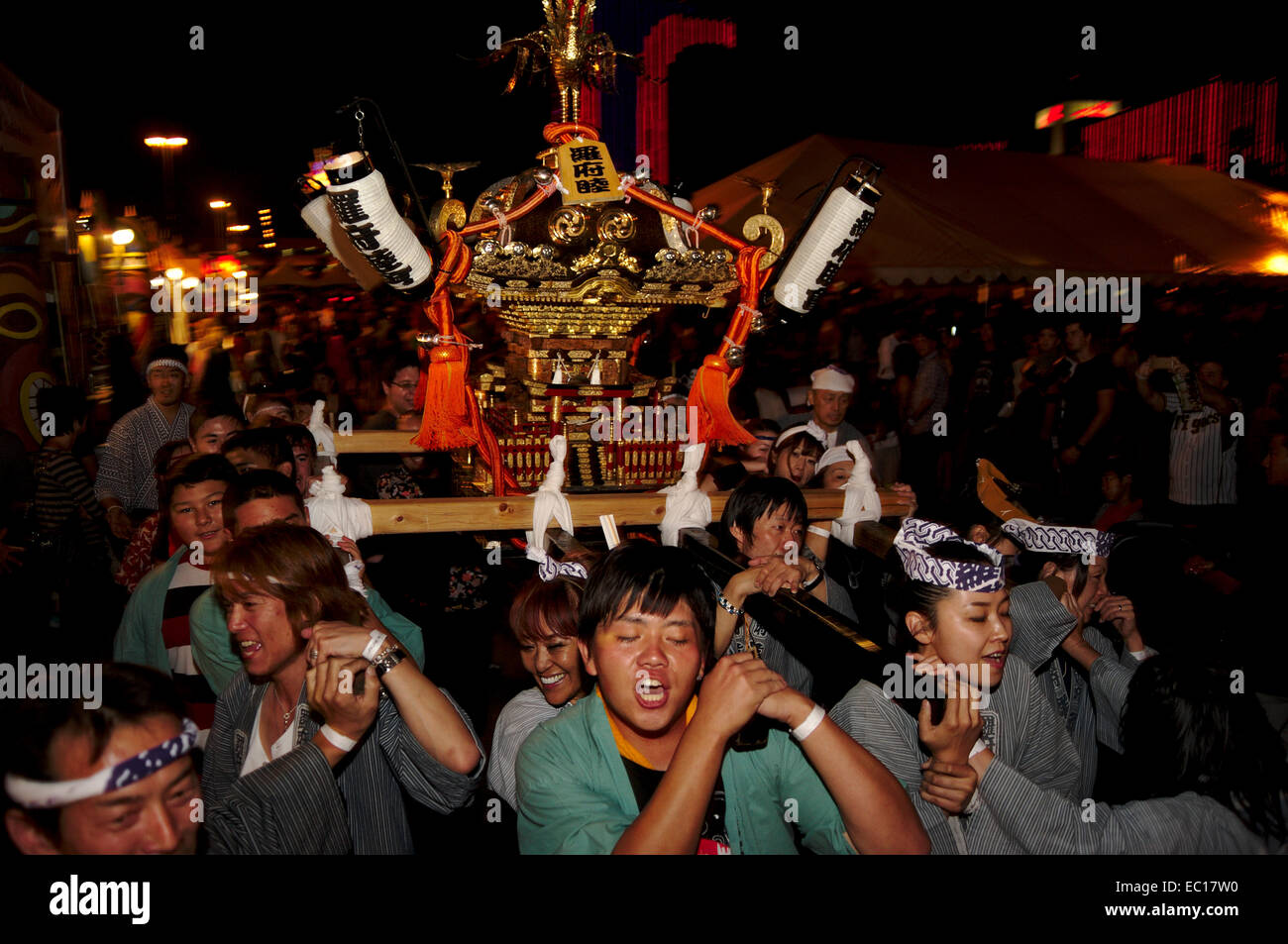 Les participants du festival portent les Omikoshi (portable) à l'Akimatsuri de Las Vegas, le 25 octobre 2014. 2014 a été la première oui Banque D'Images
