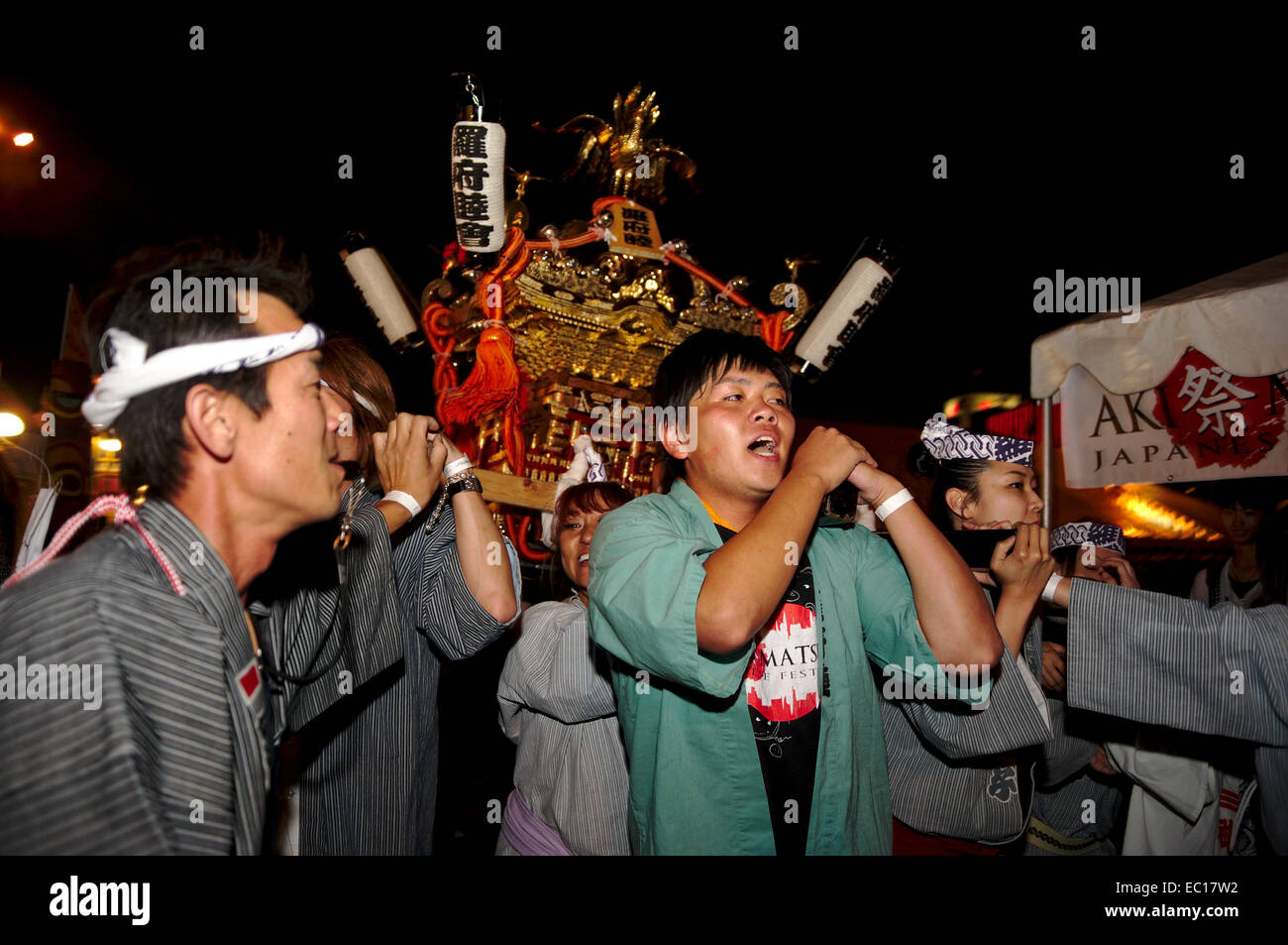 Les participants du festival portent les Omikoshi (portable) à l'Akimatsuri de Las Vegas, le 25 octobre 2014. 2014 a été la première oui Banque D'Images