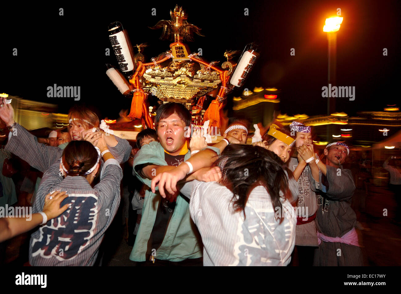 Les participants du festival portent les Omikoshi (portable) à l'Akimatsuri de Las Vegas, le 25 octobre 2014. 2014 a été la première oui Banque D'Images