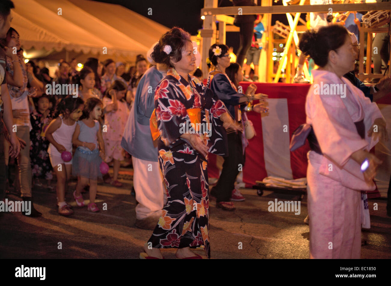 Les participants au cours de la danse du Festival Bon Odori dance à l'Akimatsuri de Las Vegas, le 25 octobre 2014. Les danseurs dansent autour de la Banque D'Images