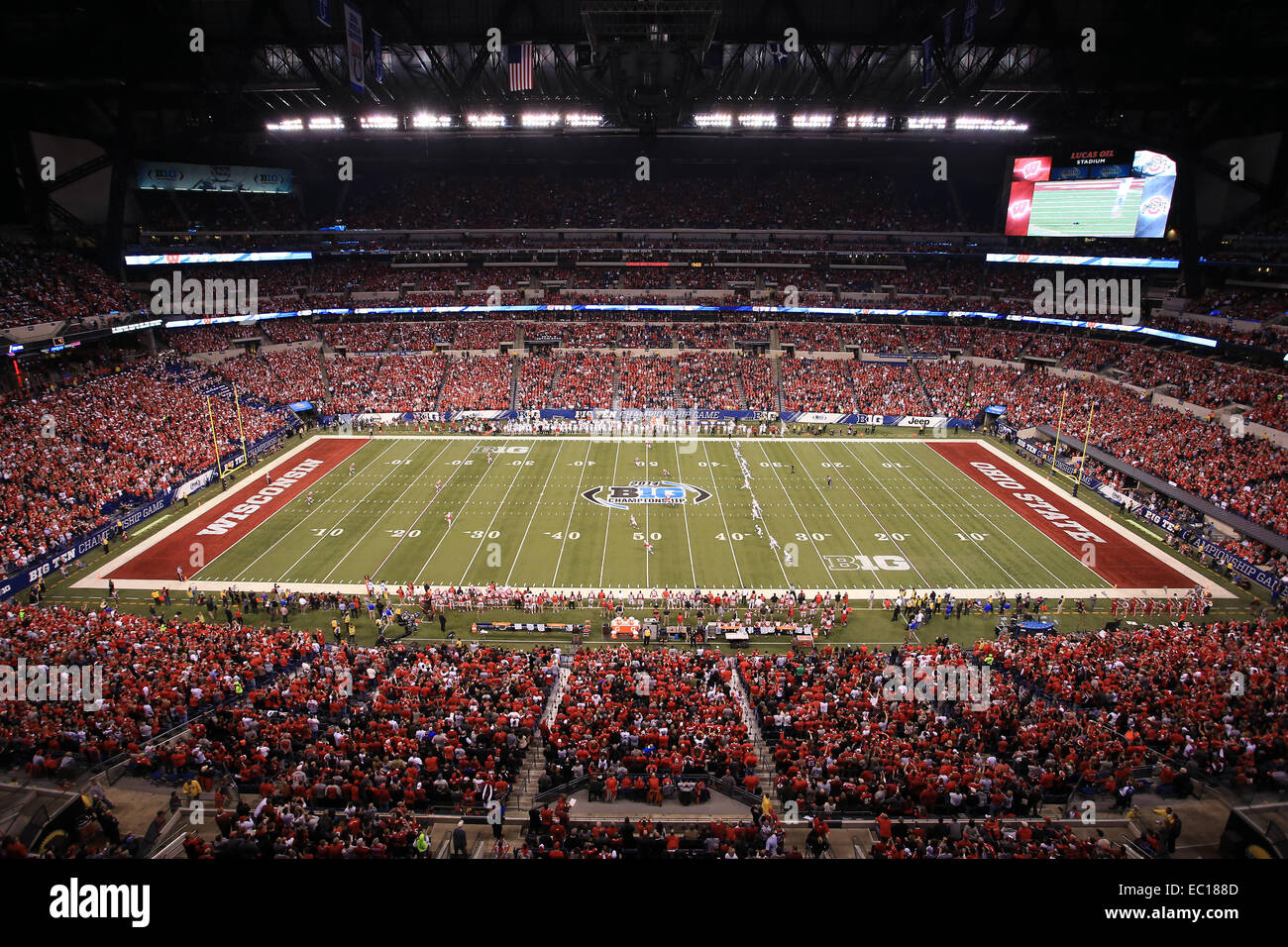 Indianapolis, IN, USA. 06 Dec, 2014. Un passage tiré de l'ouverture coup d'envoi du championnat NCAA 10 grand match de football entre les blaireaux du Wisconsin et l'Ohio State Buckeyes au Lucas Oil Stadium à Indianapolis, Indiana. ©2014 Billy Hurst/CSM/Alamy Live News Banque D'Images