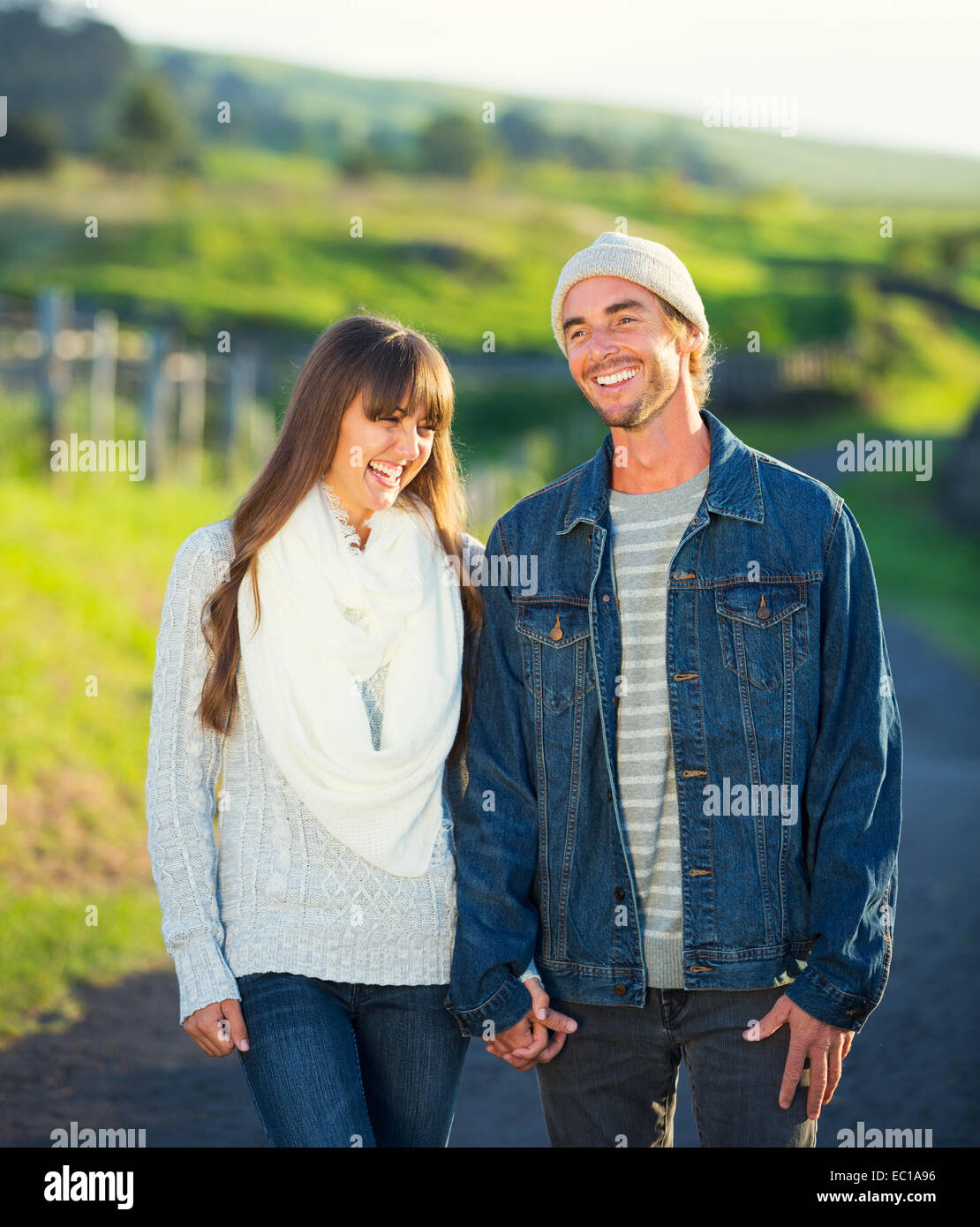 Jeune couple romantique dans l'amour en plein air on Country Road Banque D'Images